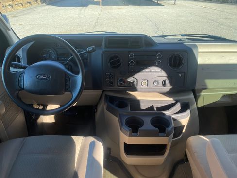 Used 2011 Ford E-350 and Econoline 350 XLT image 5