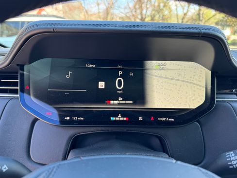 Used 2025 Land Rover Range Rover Long Wheelbase SE image 16