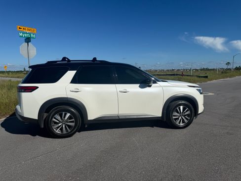 Used 2023 Nissan Pathfinder SL w/ Black Appearance Package FWD image 4