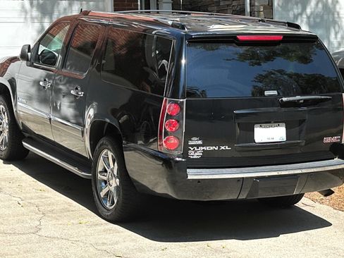Used 2009 GMC Yukon XL Denali image 2