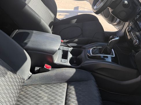 Used 2019 Nissan Rogue SV image 8