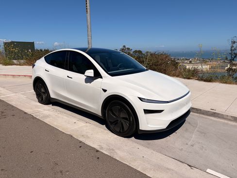Used 2026 Tesla Model Y Long Range RWD image 28