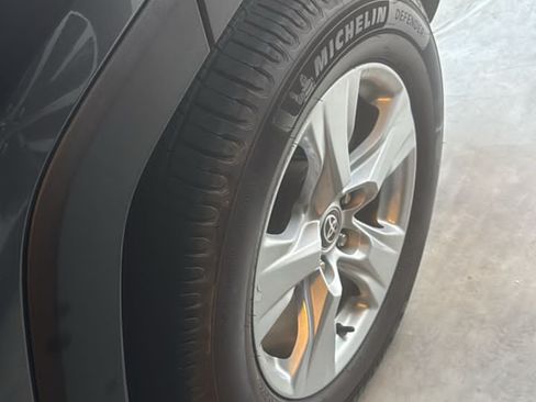 Used 2021 Toyota RAV4 XLE w/ Convenience Package image 5