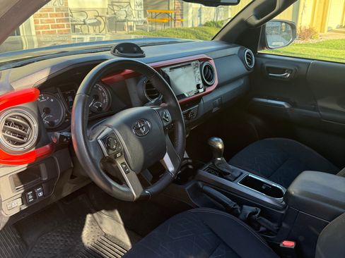 Used 2017 Toyota Tacoma TRD Off-Road w/ Tow Package (A/T) image 2