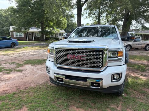 Used 2017 GMC Sierra 3500 Denali w/ Duramax Plus Package AWD/4WD image 5