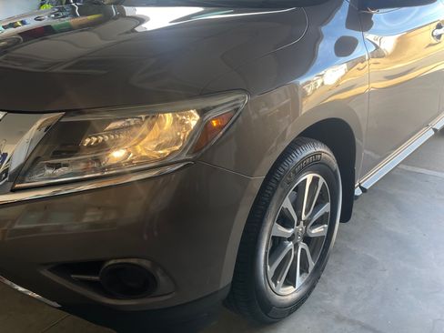 Used 2013 Nissan Pathfinder SV image 2