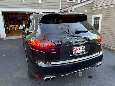 Used 2014 Porsche Cayenne Turbo S image 17