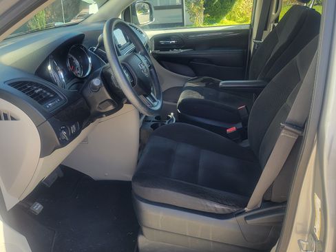 Used 2019 Dodge Grand Caravan SE w/ UConnect Hands-Free Group image 5