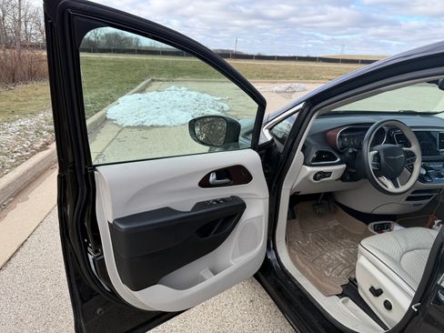 Used 2018 Chrysler Pacifica Limited w/ Tire & Wheel Group image 14