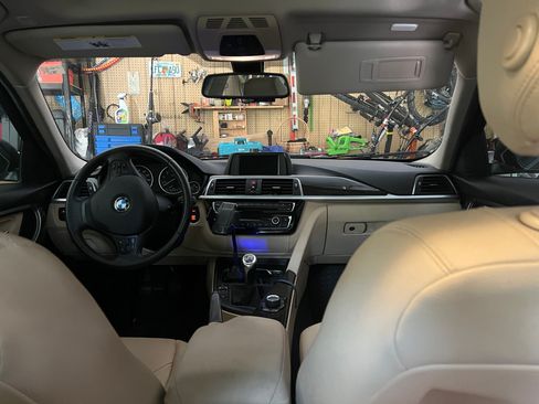 Used 2017 BMW 320i Sedan RWD image 5
