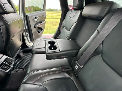 Used 2016 Jeep Cherokee Trailhawk w/ Leather Interior Group AWD/4WD image 19