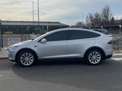 Used 2018 Tesla Model X 75D image 2