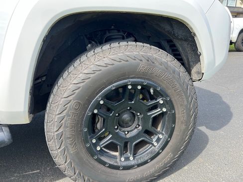 Used 2018 Toyota Tacoma TRD Sport image 23