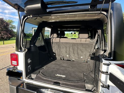 Used 2015 Jeep Wrangler Unlimited Sport AWD/4WD image 9