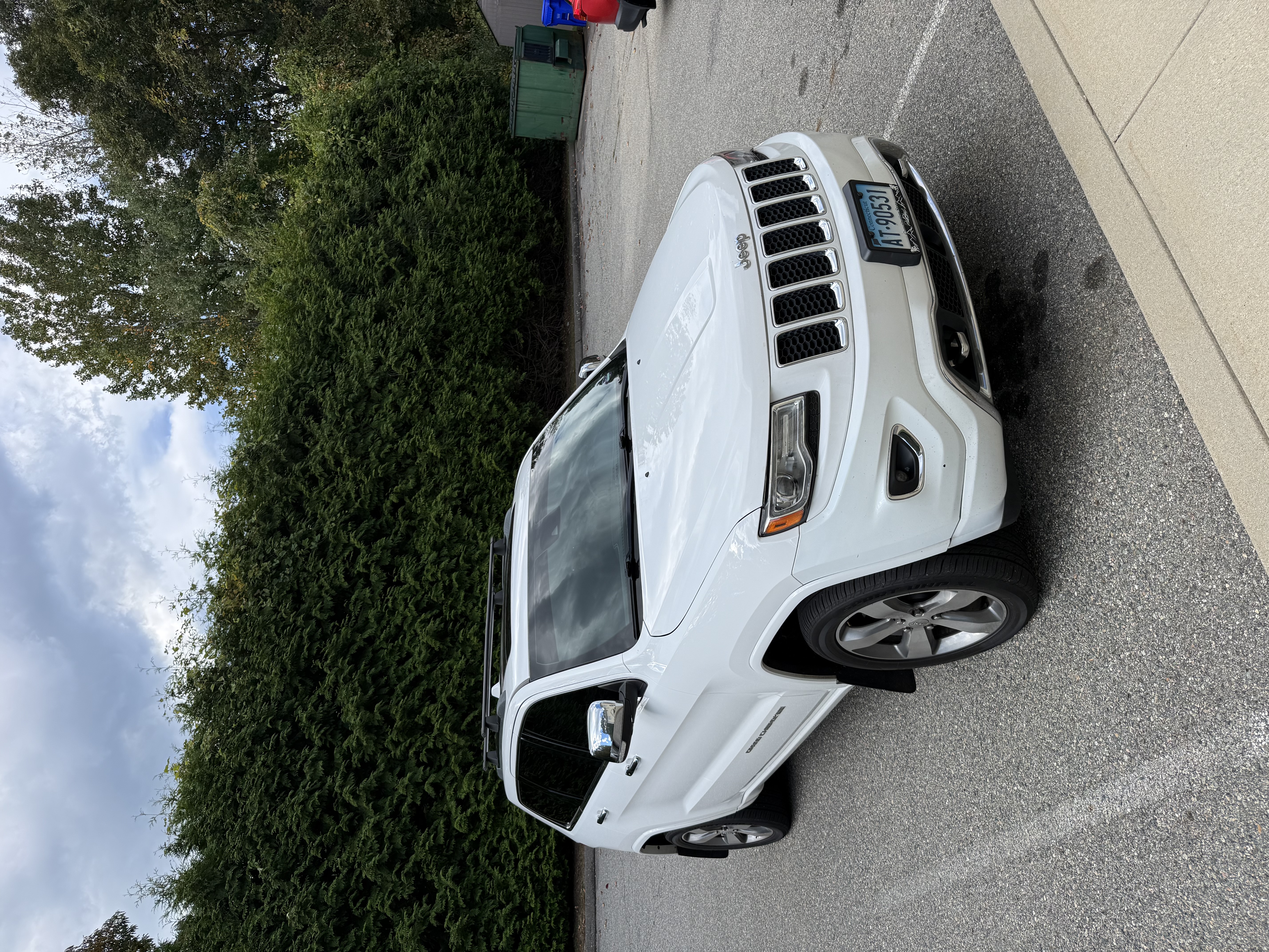Used 2014 Jeep Grand Cherokee Overland w/ Advanced Technology Group AWD/4WD image 2