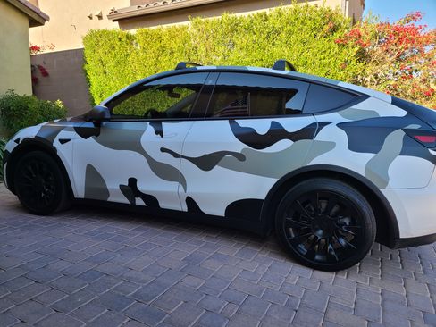 Used 2020 Tesla Model Y Long Range image 1