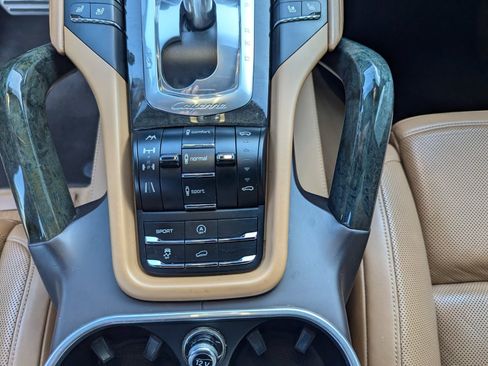 Used 2011 Porsche Cayenne Turbo image 19