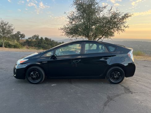 Used 2015 Toyota Prius Four w/ Deluxe Solar Roof Package FWD image 2