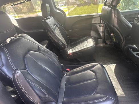 Used 2019 Chrysler Pacifica Touring-L w/ S Appearance Package FWD image 6