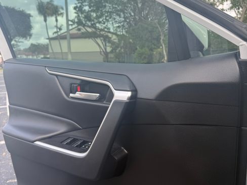 Used 2022 Toyota RAV4 XLE AWD/4WD image 23