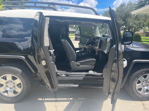 Used 2007 Toyota FJ Cruiser 2WD w/ Upgrade Pkg 1 image 13
