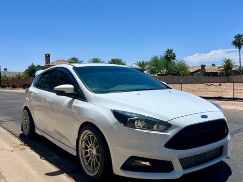 Used 2018 Ford Focus ST w/ Equipment Group 401A image 2