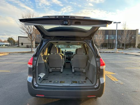 Used 2013 Toyota Sienna LE image 8