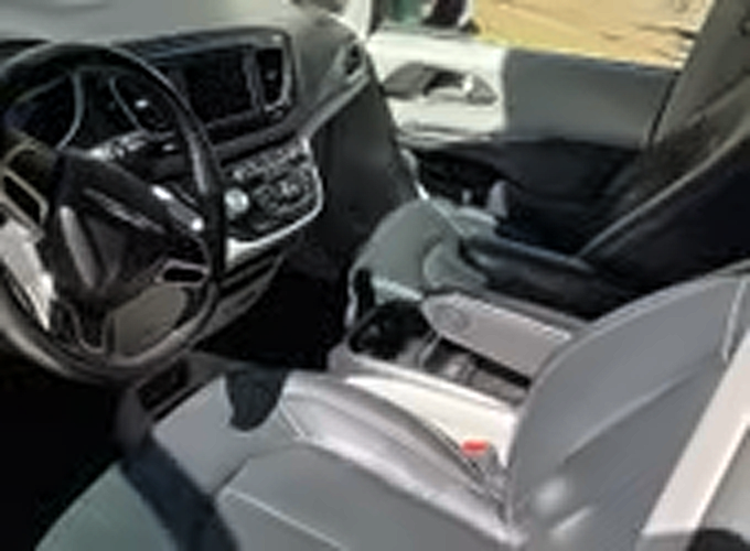 Used 2020 Chrysler Pacifica Touring-L FWD image 2
