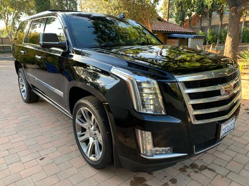 Used 2015 Cadillac Escalade Premium image 2