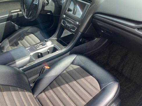 Used 2018 Ford Fusion SE w/ Equipment Group 201A FWD image 9