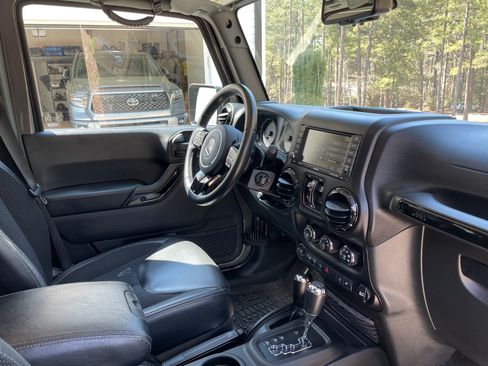 Used 2017 Jeep Wrangler Unlimited Sahara image 10