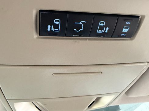 Used 2016 Chrysler Town & Country Touring FWD image 24