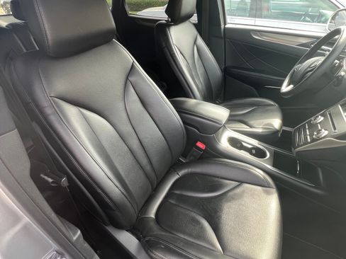 Used 2019 Lincoln MKC Premiere FWD image 11