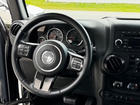 Used 2017 Jeep Wrangler Unlimited Sahara AWD/4WD image 10
