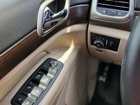 Used 2014 Jeep Grand Cherokee Laredo w/ 18" Wheel & 8.4" Radio Group AWD/4WD image 12