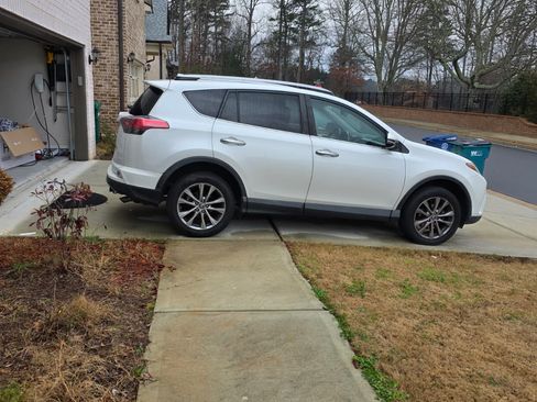 Used 2017 Toyota RAV4 Limited image 5