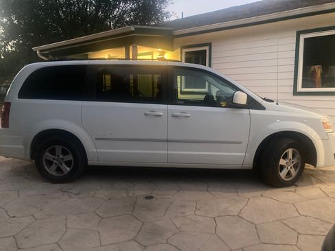 Used 2010 Dodge Grand Caravan SXT image 2