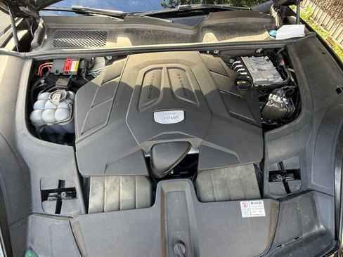 Used 2021 Porsche Cayenne Sport Utility 4D image 32