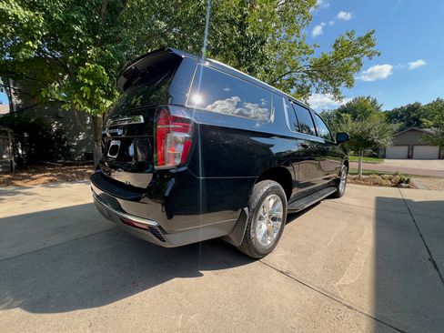 Used 2023 Chevrolet Suburban LT w/ LT Signature Plus Package AWD/4WD image 4