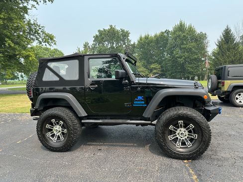 Used 2015 Jeep Wrangler Sport w/ Connectivity Group AWD/4WD image 4