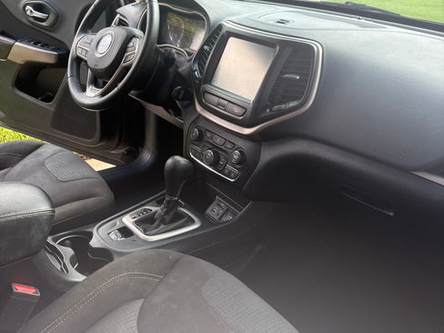 Used 2017 Jeep Cherokee Latitude image 11