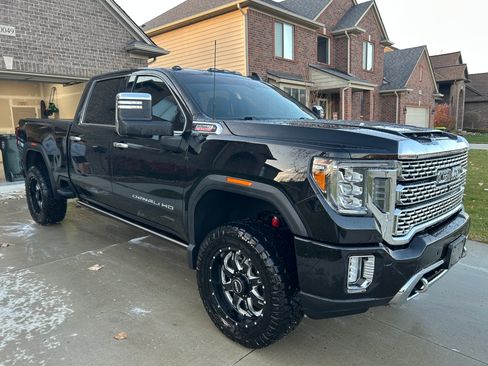 Used 2021 GMC Sierra 2500 Denali w/ Denali Black Diamond Edition image 2