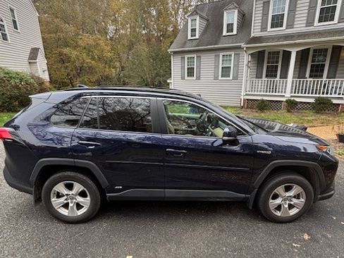 Used 2021 Toyota RAV4 XLE image 2