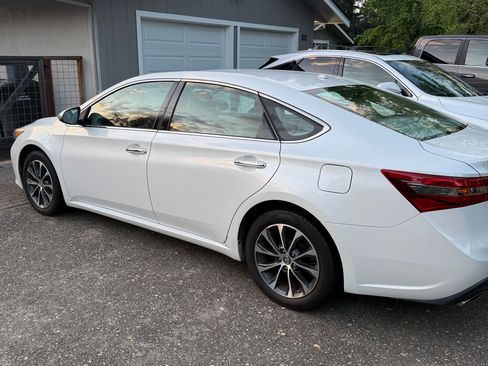 Used 2017 Toyota Avalon XLE Plus w/ All Weather Liner Package image 5