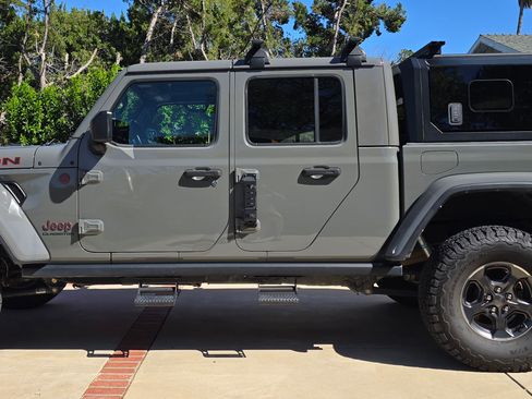 Used 2021 Jeep Gladiator Rubicon image 2