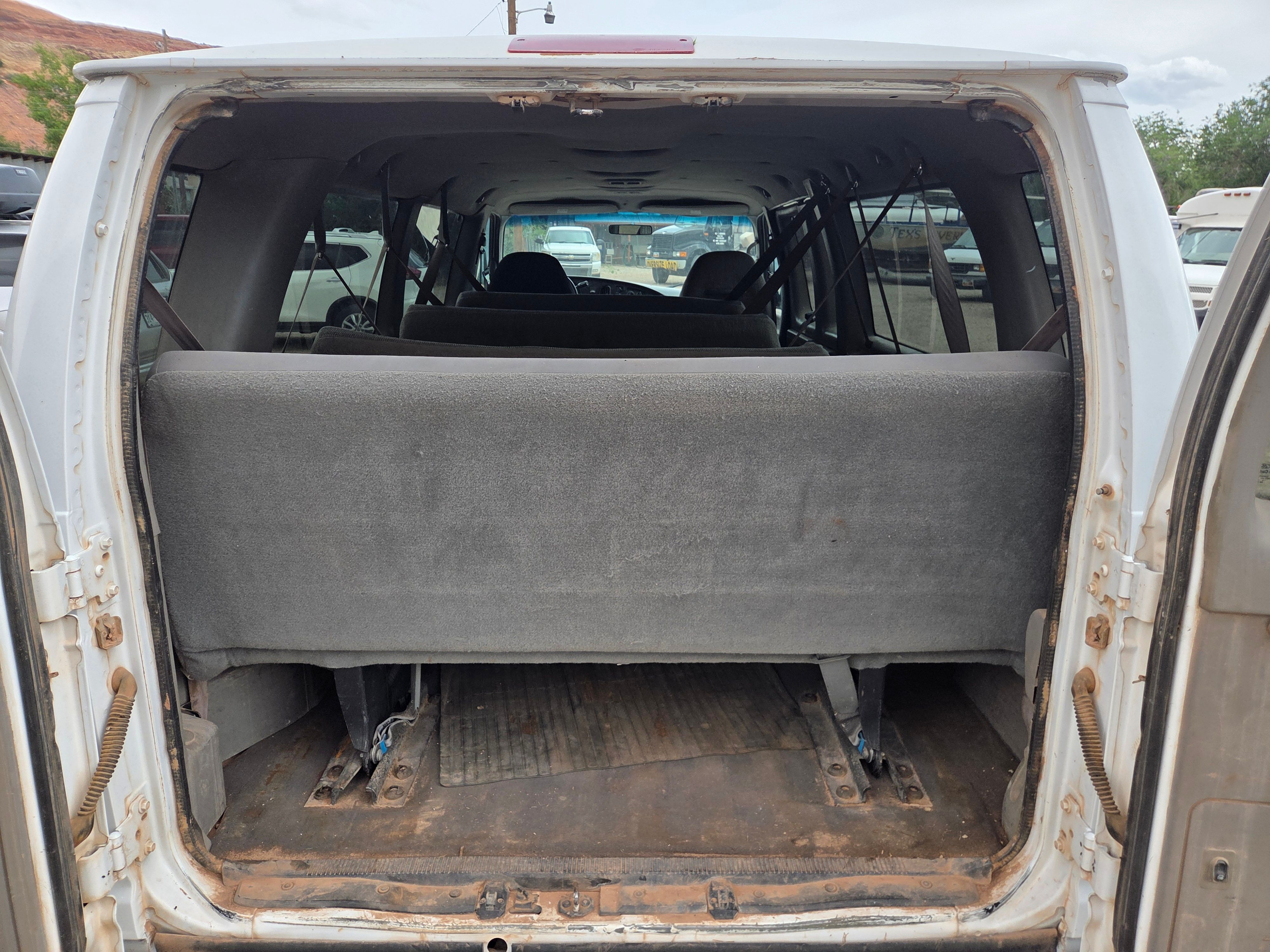 Used 2002 Ford E-350 and Econoline 350 Club Wagon RWD image 14