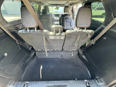 Used 2021 Chrysler Pacifica Limited w/ Uconnect Theater Family Group FWD image 12