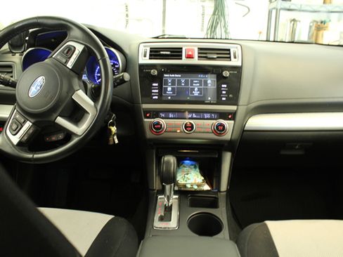 Used 2017 Subaru Outback 2.5i Premium image 10