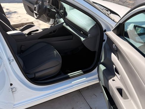 Used 2022 Hyundai Elantra SE image 10