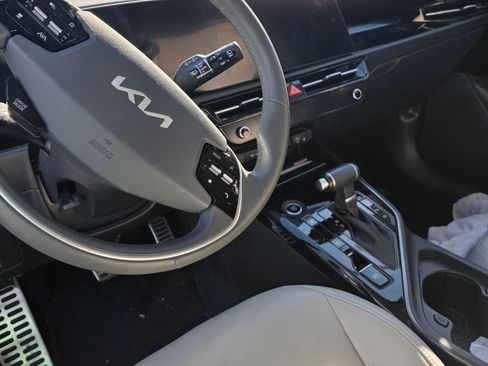 Used 2023 Kia Niro EX Touring image 5